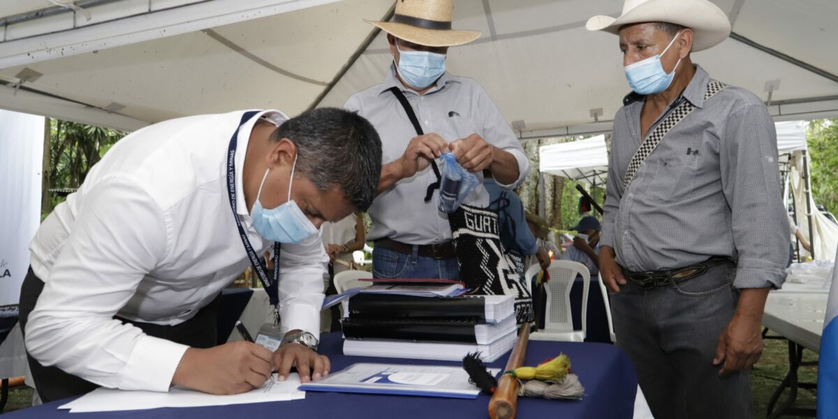 Oscar-Rafael-Pérez-Viceministro-de-Energía-y-Minas-firma-el-acta-de-la-reuni-1