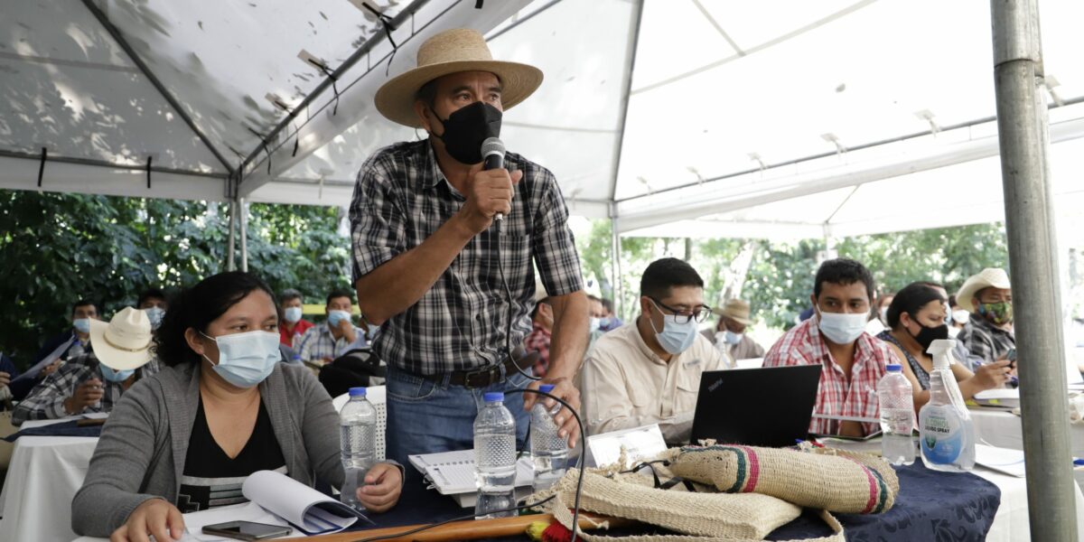 Aleisar Arana, presidente del Parlamento del Pueblo Xinka de Guatemala da inicio a la tercera reunión de pre consulta.